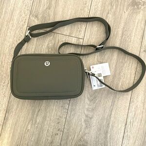 LuLulemon Crossbody Camera Bag (NWT)